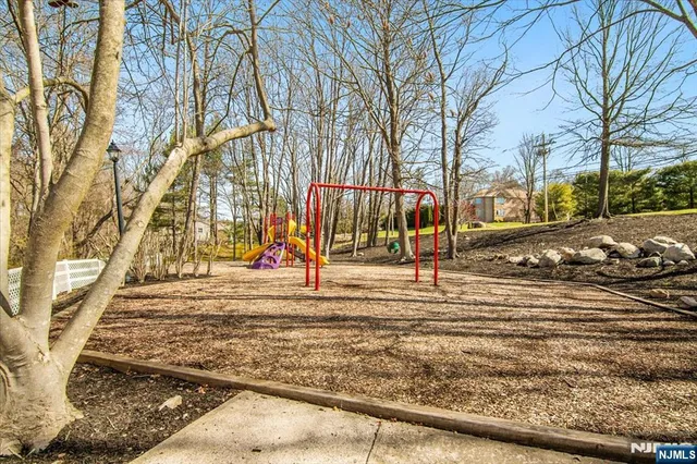 $3,200 | 1125 Hyde Park Court, Unit A2, Mahwah, NJ 07430