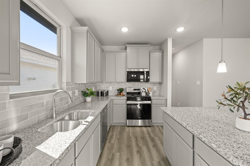 608 Godley Ranch Godley, TX 76044 - Photo 3 of 40 608 Godley Ranch- Kitchen-4