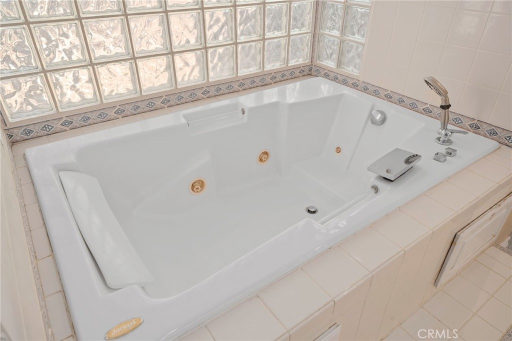 6757 Clifford Street Riverside, CA 92504 - Photo 21 of 25 a bathroom with a bathtub