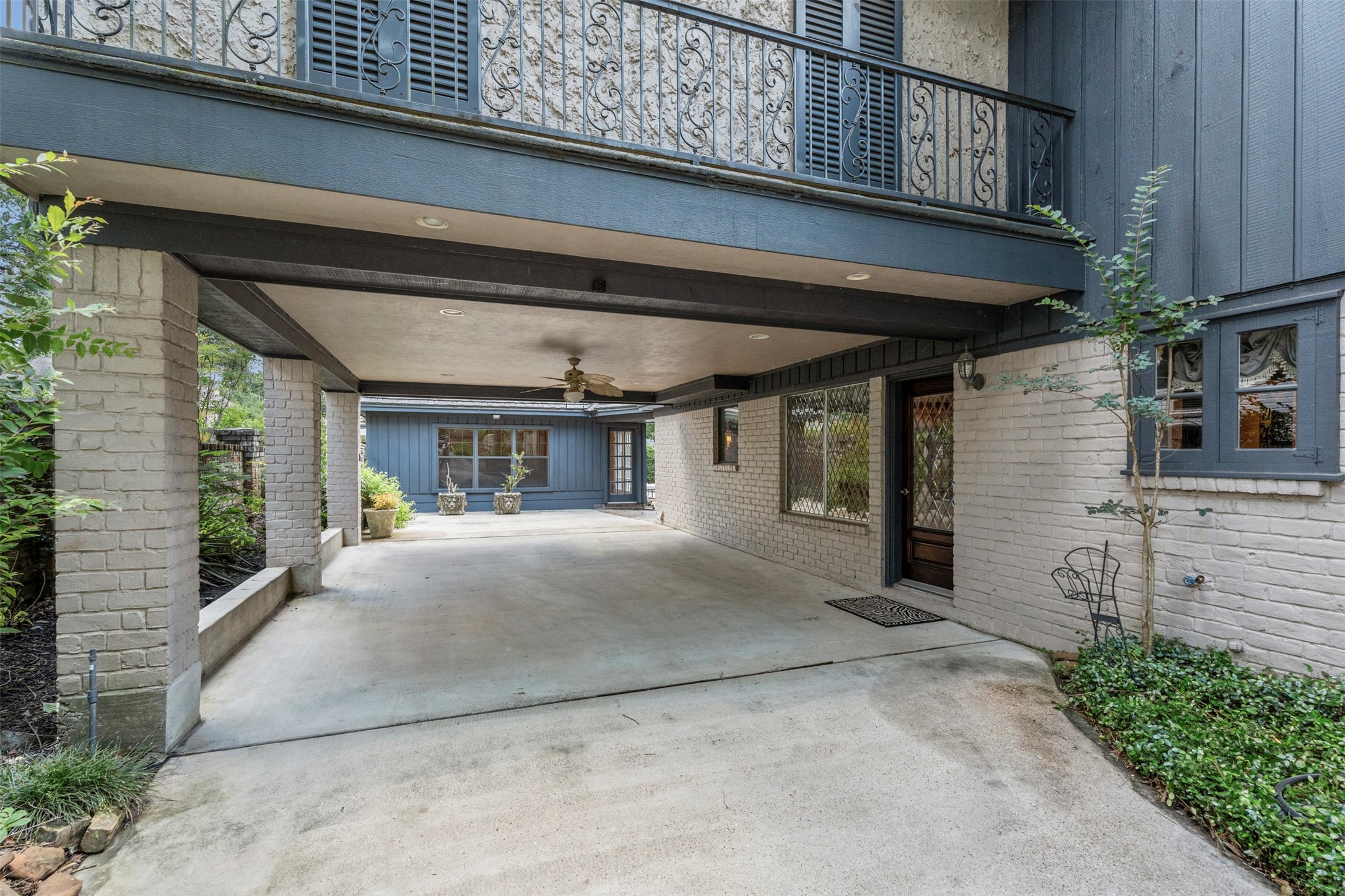6106 Larkmount Drive Spring, TX 77389 - Photo 6 of 50 4-car porte-cochere