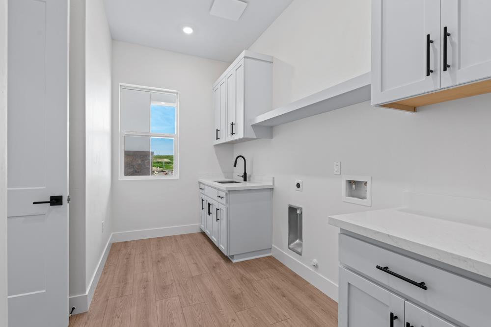 7058 Sheldon Rnch Drive Rancho Murieta, CA 95683 - Photo 15 of 26 a kitchen with cabinets a sink and appliances