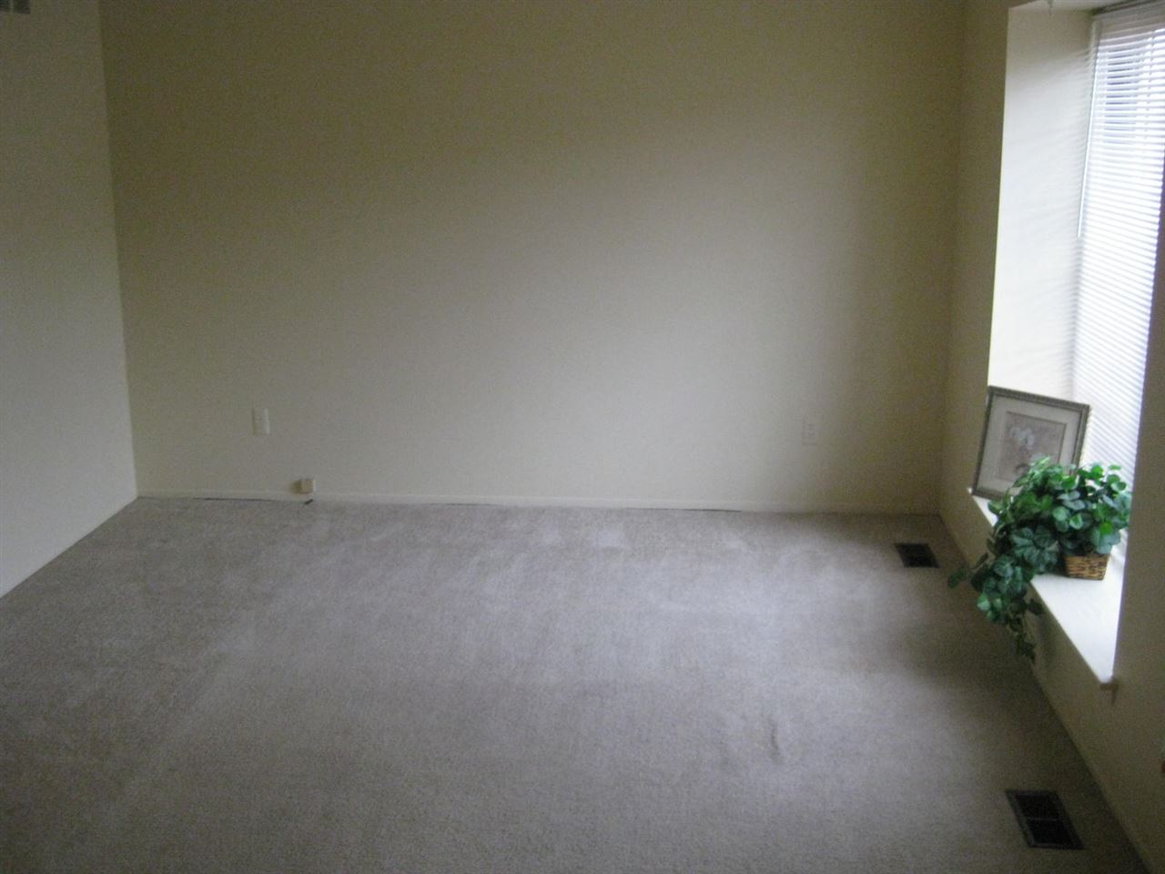 24690 Chalkfarms Warren, MI 48091 - Photo 12 of 30 31269677-11.JPG