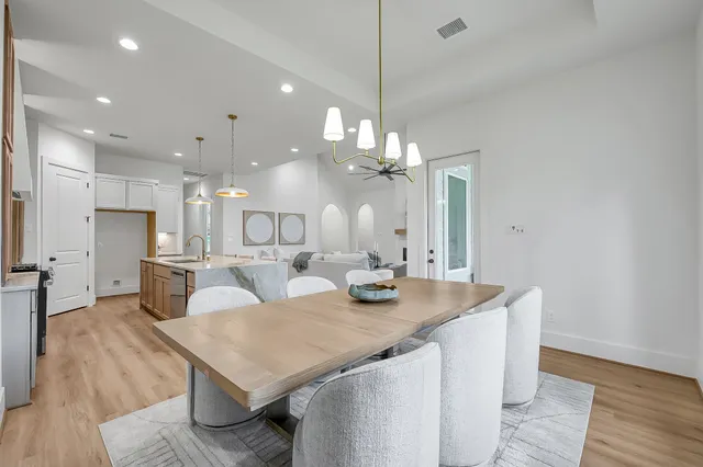 a large kitchen with kitchen island a large island in it