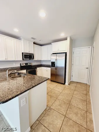 $2,300 | 3882 Tilbor Circle, Fort Myers, FL 33916