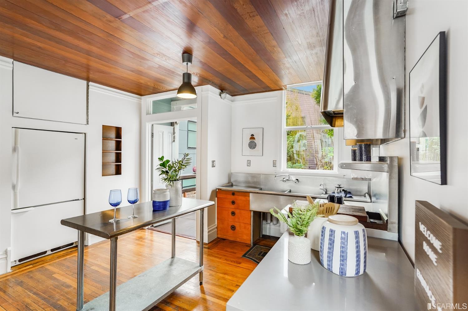 1366 34th Street Oakland, CA 94608 - Photo 25 of 51 a very nice looking room with a couch