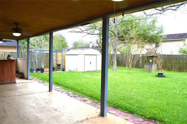 a view of a backyard