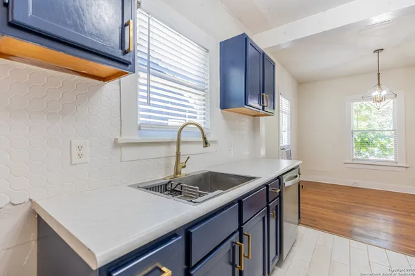 $1,350 | 814 West Lynwood Avenue, San Antonio, TX 78212