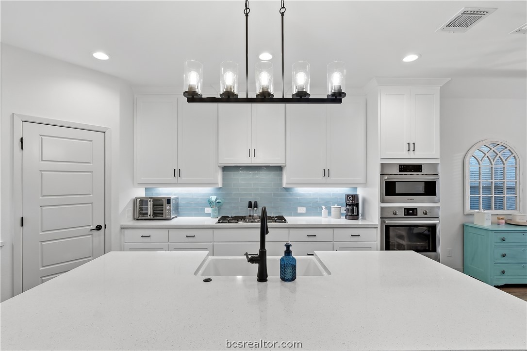 3500 Castine Court Bryan, TX 77808 - Photo 12 of 46 Chef's dream in this beautifully designed kitchen with upgraded cabinets, farmhouse sink, gas cooktop & walk in pantry. Bosch Appliances!