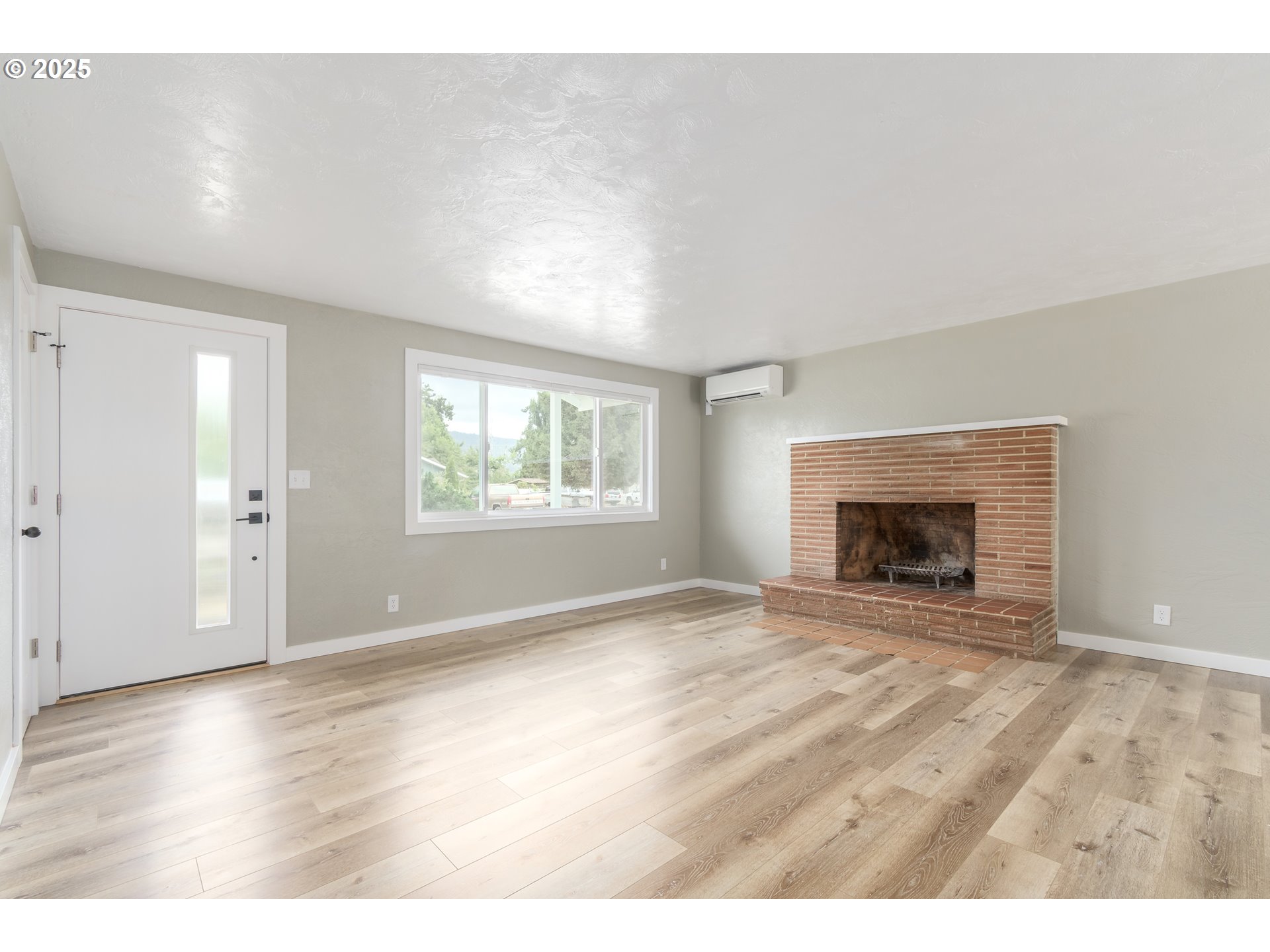 5495 J Street Springfield, OR 97478 - Photo 6 of 44