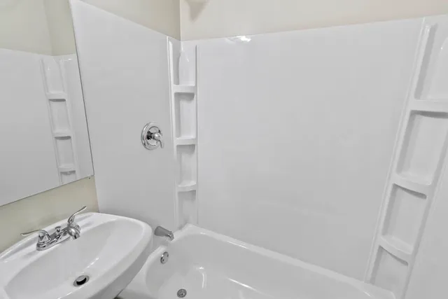 $1,550 | 991 Tollview Avenue, Unit 5, Aurora, IL 60505