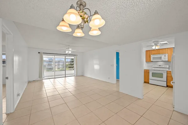 $69,999 | 715 Lori Drive, Unit 307, Palm Springs, FL 33461