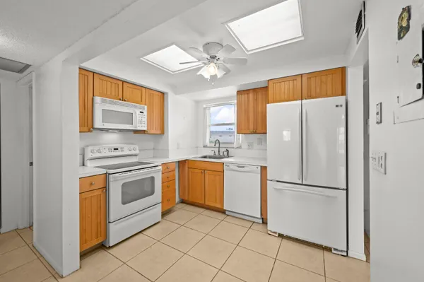 $69,999 | 715 Lori Drive, Unit 307, Palm Springs, FL 33461