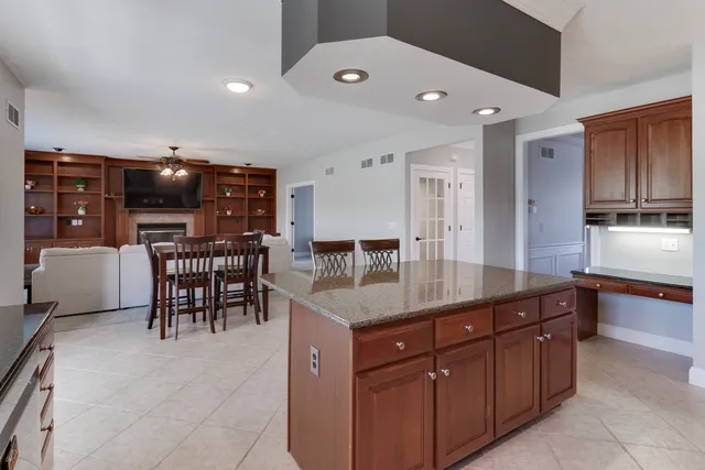 a view of an entryway with a livingroom