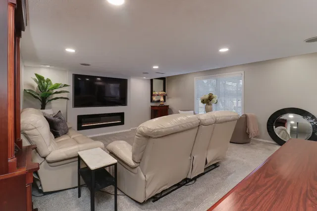 $675,000 | 3 Pebblebrook Court, Bloomington, IL 61705