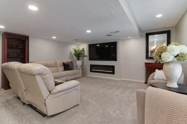 $675,000 | 3 Pebblebrook Court, Bloomington, IL 61705