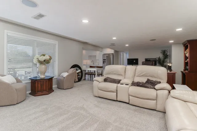 $675,000 | 3 Pebblebrook Court, Bloomington, IL 61705