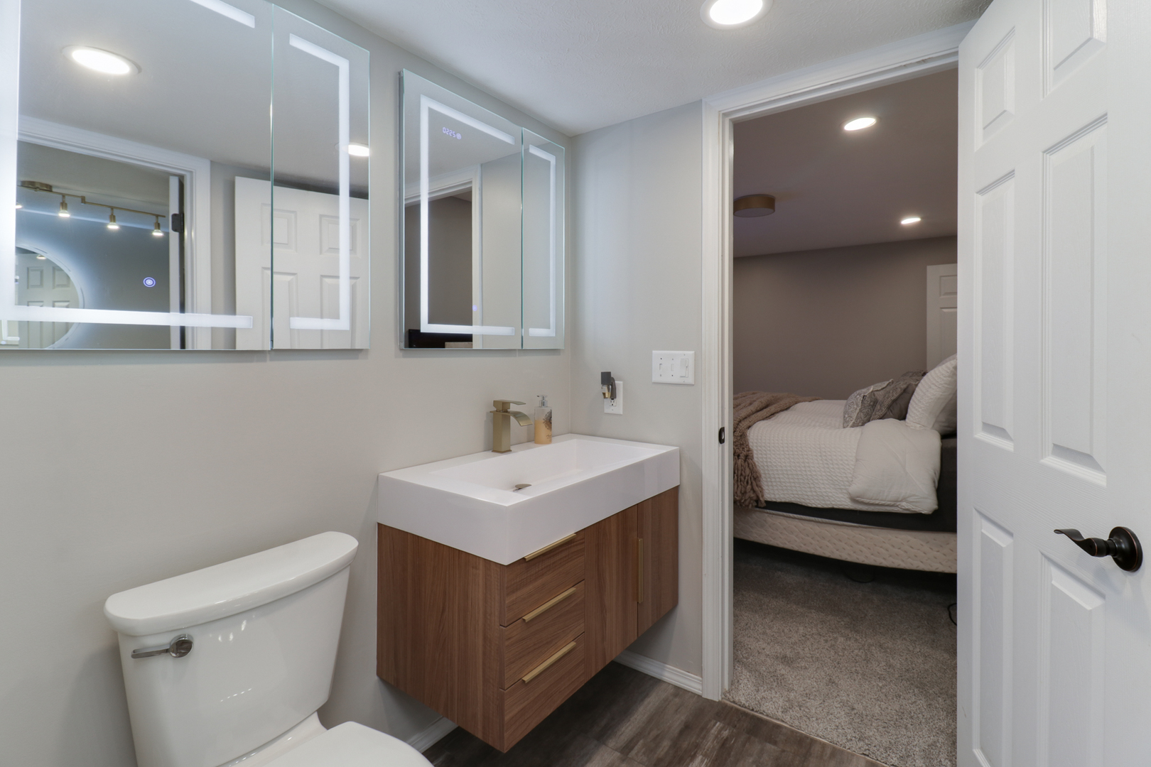 3 Pebblebrook Court Bloomington, IL 61705 - Photo 63 of 89 a en suite bathroom with a sink and a mirror