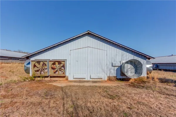 a view of houses with sky view