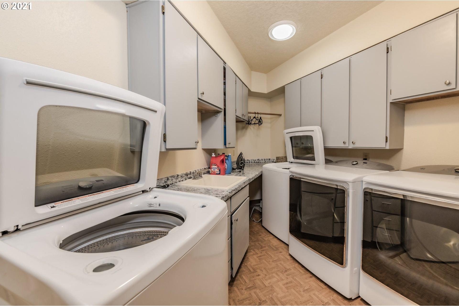 16121 Northeast San Rafael Street Portland, OR 97230 - Photo 11 of 32 Gallery Image 11