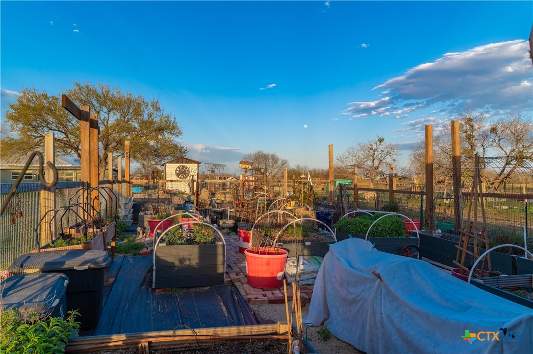 7150 Linne Road Seguin, TX 78155 - Photo 43 of 43 a view of a balcony with chairs