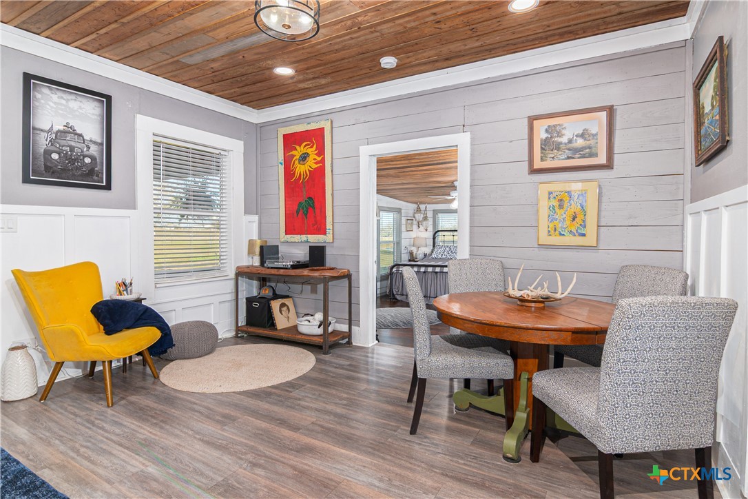 7150 Linne Road Seguin, TX 78155 - Photo 7 of 43 a living room with furniture and a window