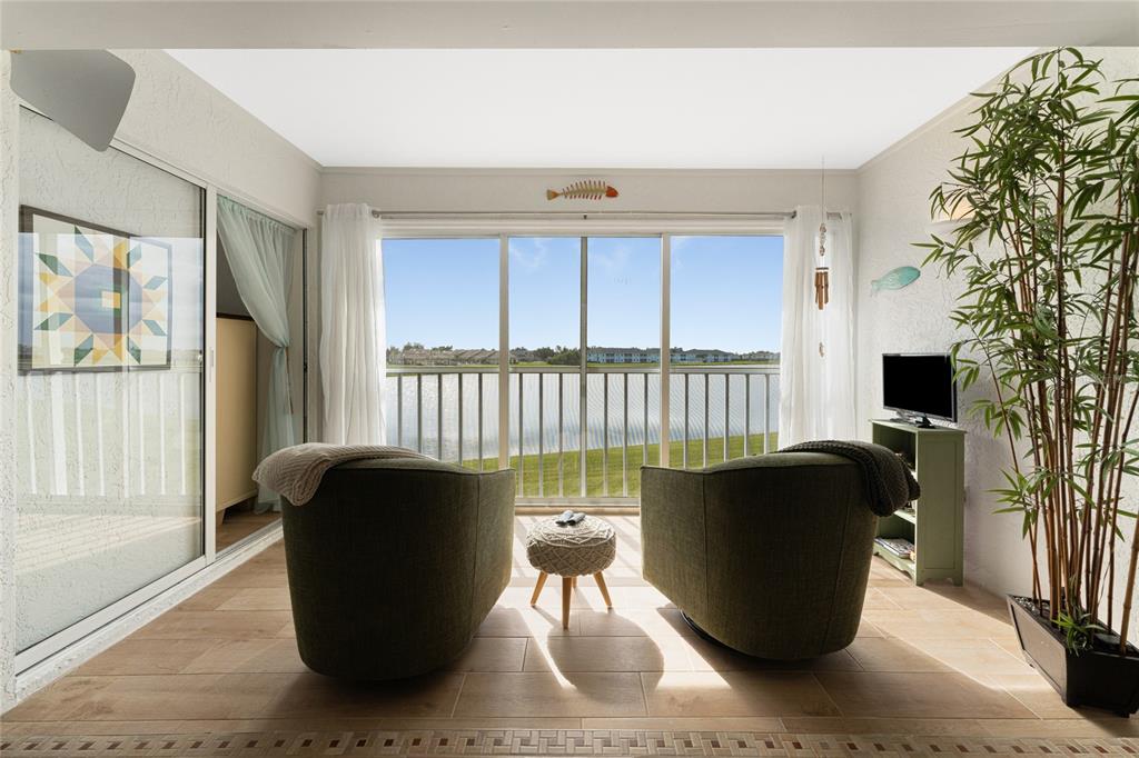 Relaxing, private, quiet and peaceful lake view from lanai.