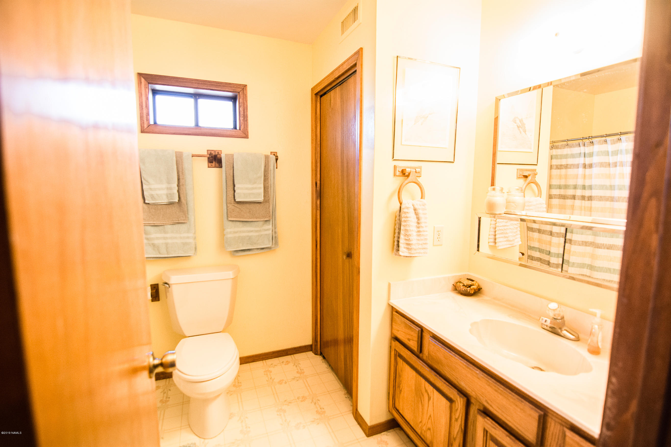 1418 Homestead Road Flagstaff, AZ 86005 - Photo 20 of 33 Guest bathroom