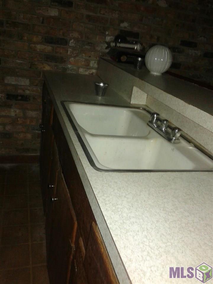 76270 Rosedale Road Rosedale, LA 70772 - Photo 6 of 9 Wet bar counter