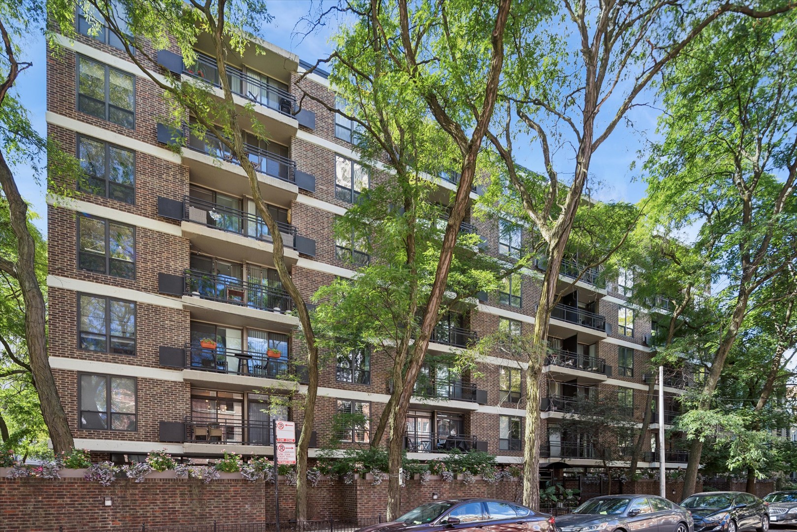 2600 North Hampden Court, Unit J1 Chicago, IL 60614 - Photo 1 of 16 a front view of a building