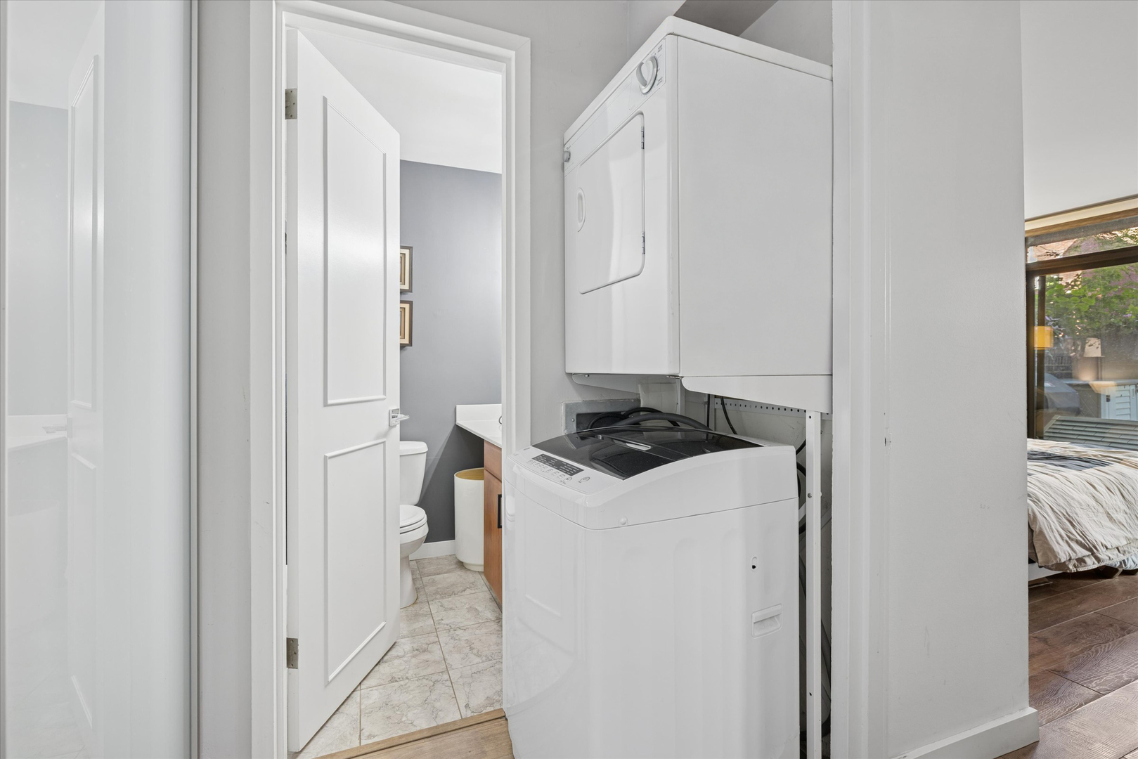 2600 North Hampden Court, Unit J1 Chicago, IL 60614 - Photo 11 of 16 a kitchen with a stove and a refrigerator