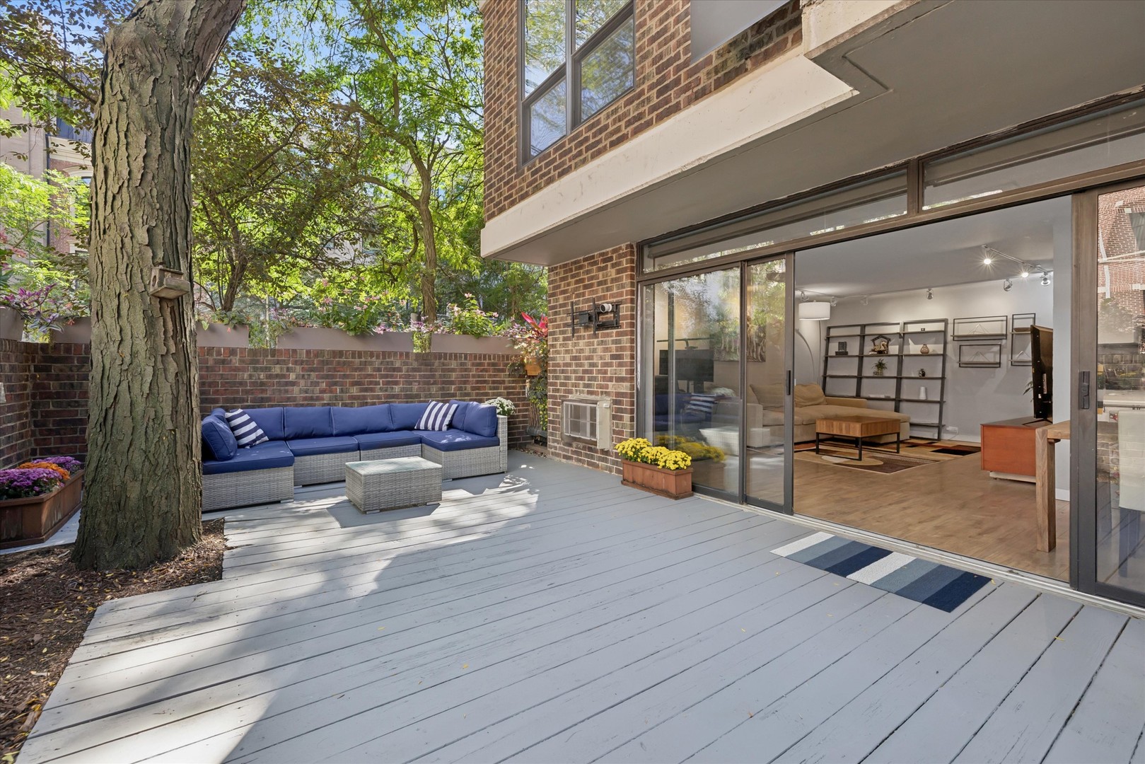 2600 North Hampden Court, Unit J1 Chicago, IL 60614 - Photo 13 of 16 a swimming pool with outdoor seating