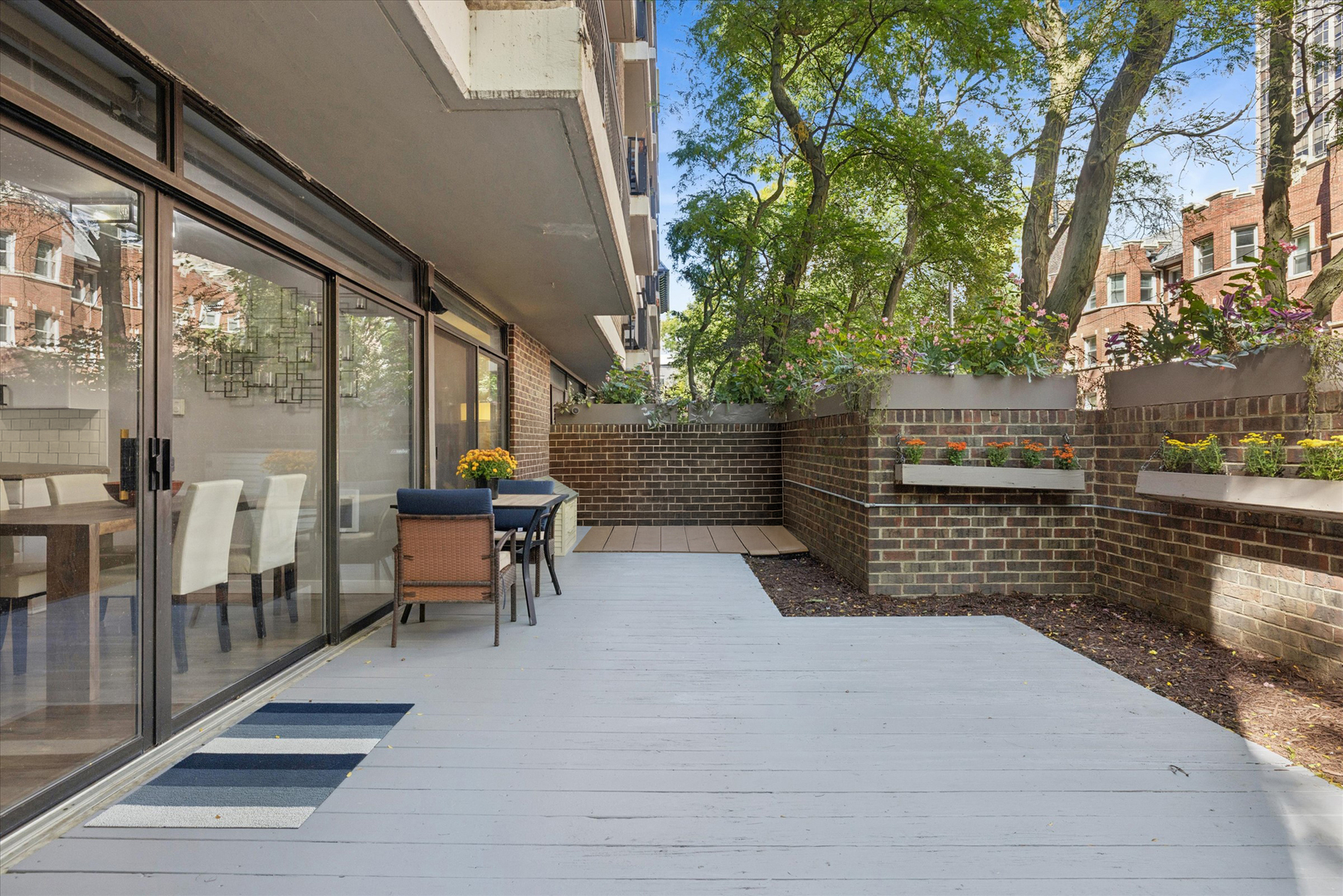 2600 North Hampden Court, Unit J1 Chicago, IL 60614 - Photo 15 of 16 a view of outdoor space with seating