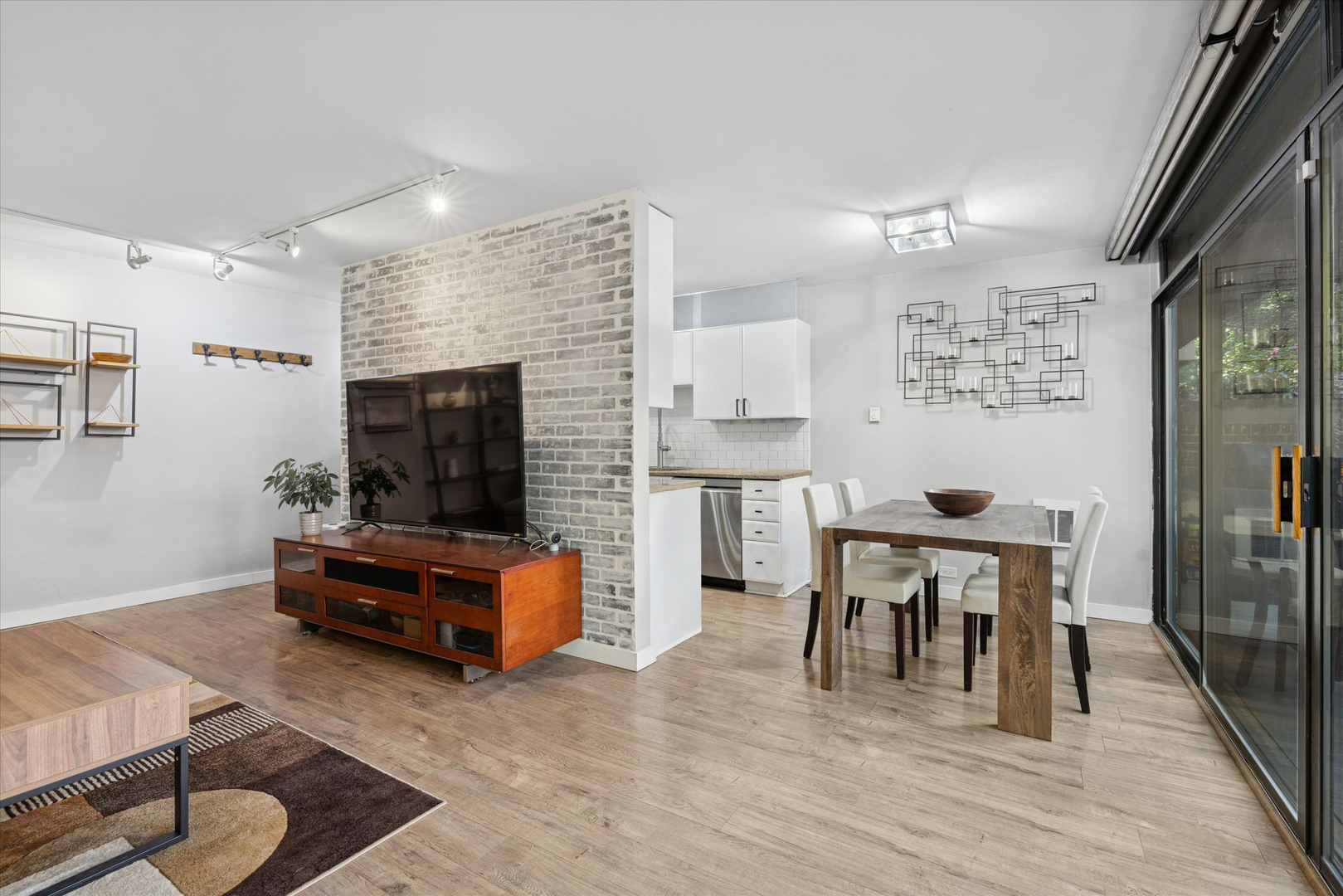2600 North Hampden Court, Unit J1 Chicago, IL 60614 - Photo 5 of 16 a living room with furniture and a flat screen tv