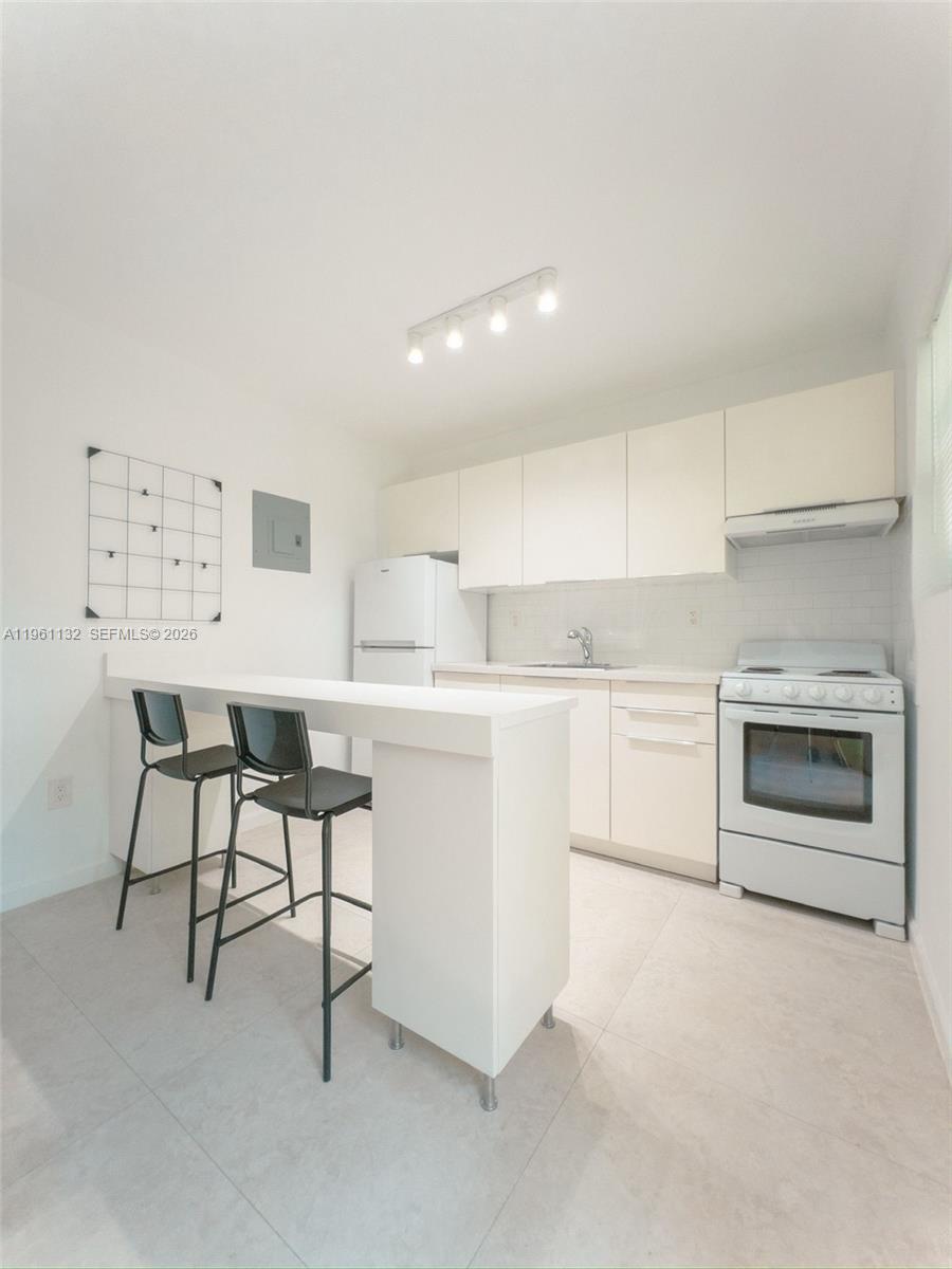 3676 Oak Avenue, Unit 8 Miami, FL 33133 - Photo 4 of 21