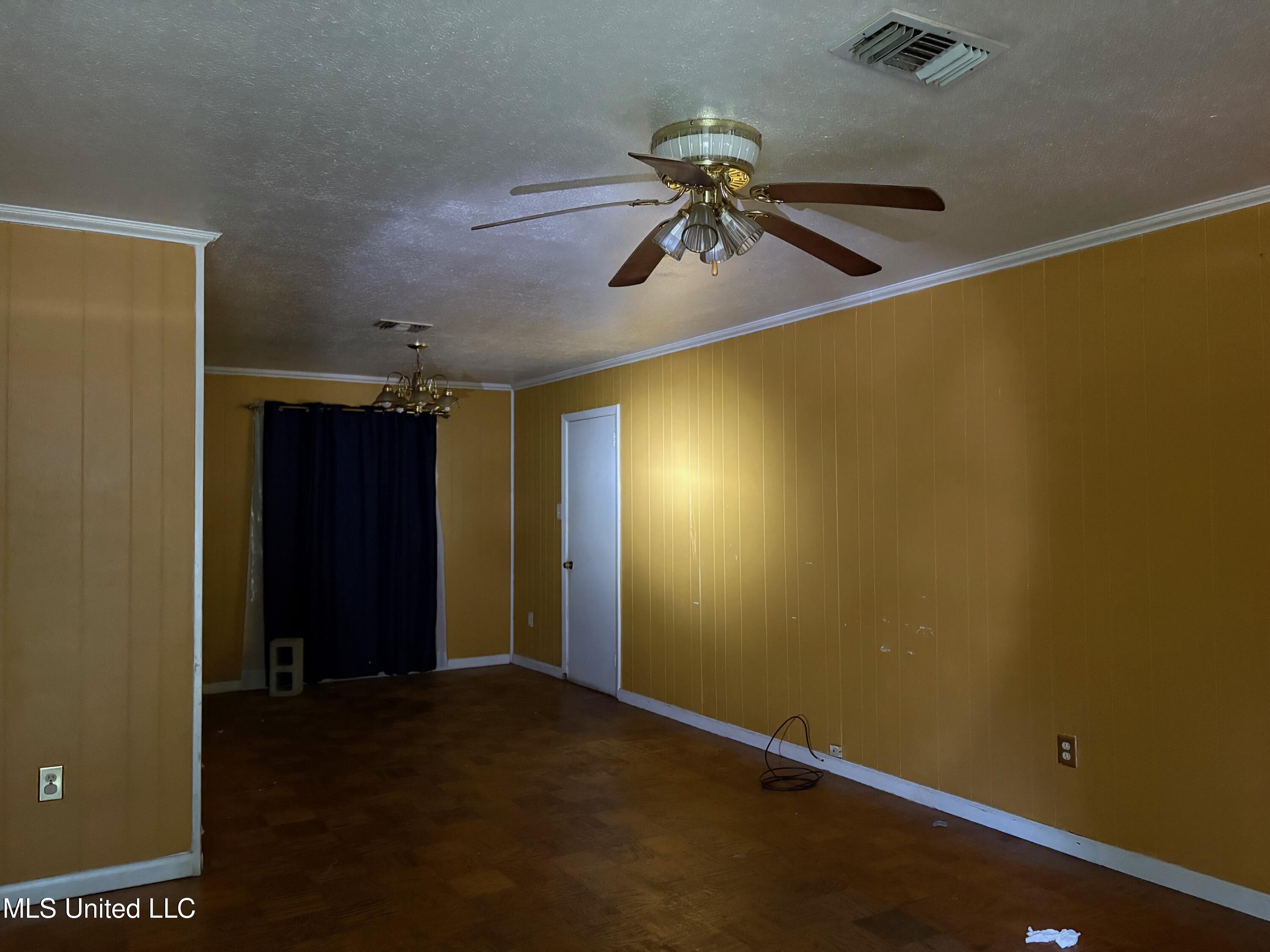 2805 Engleside Drive Jackson, MS 39212 - Photo 2 of 6 Living Room