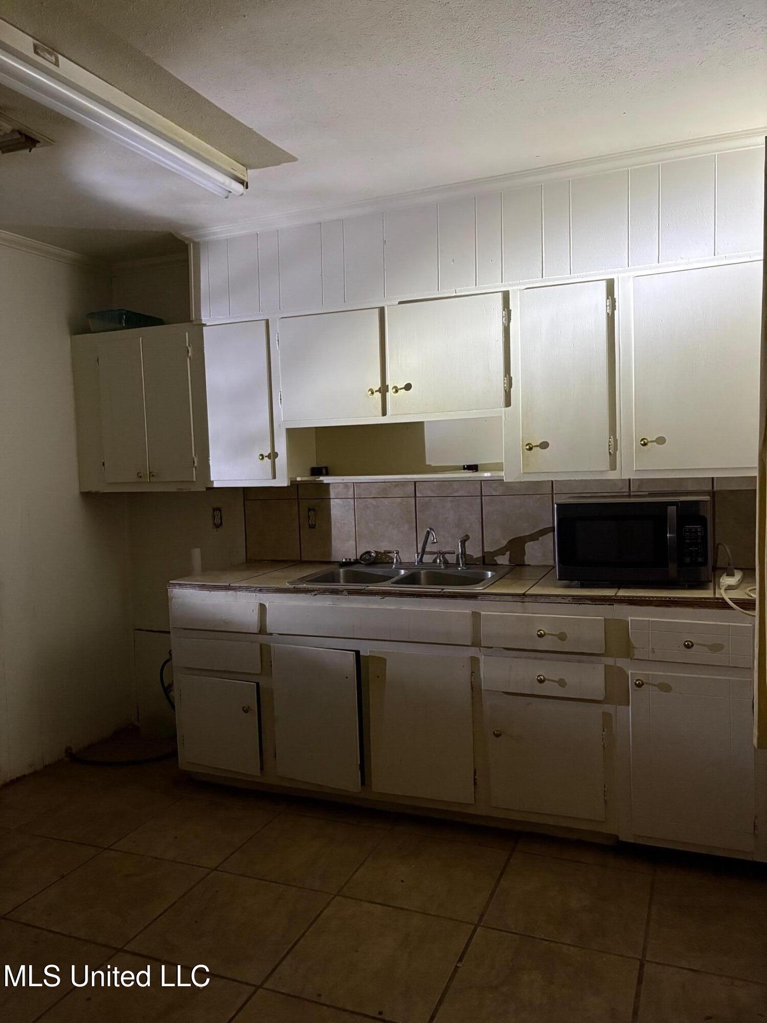 2805 Engleside Drive Jackson, MS 39212 - Photo 4 of 6 Kitchen