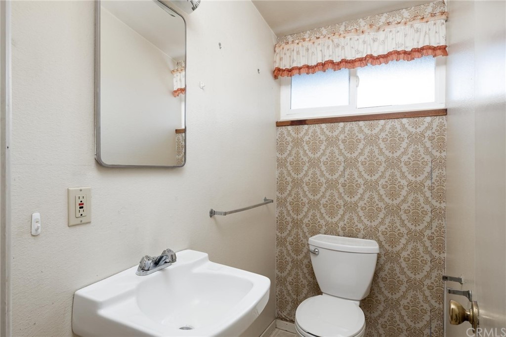 12540 Taunt Place Poway, CA 92064 - Photo 17 of 36 a bathroom with a toilet sink and mirror