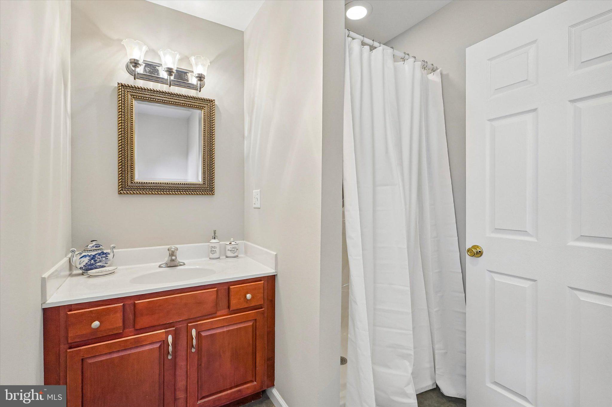 404 Upland Road Havertown, PA 19083 - Photo 10 of 26 1st Floor Full Bathroom