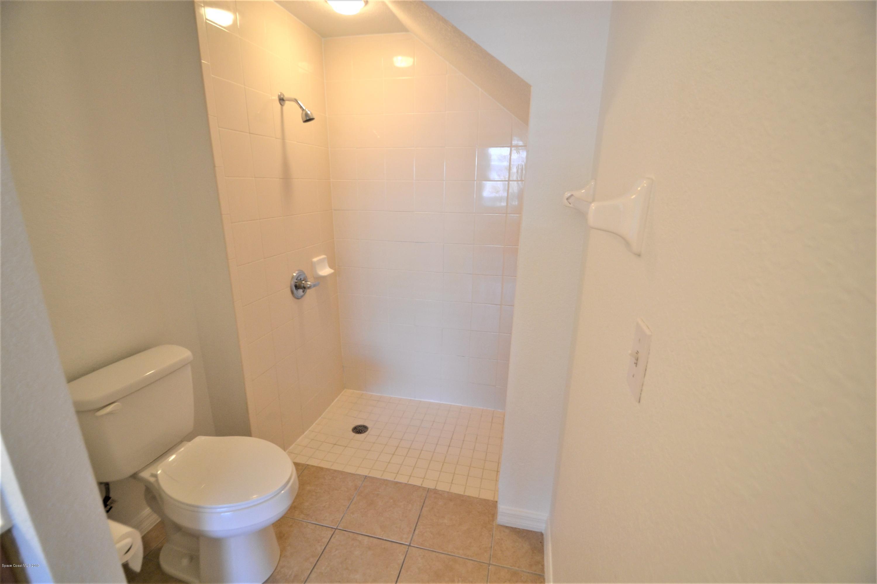 115 Turpial Way, Unit 103 Melbourne, FL 32901 - Photo 19 of 38 115 Turpial #103 Master Suite (21)