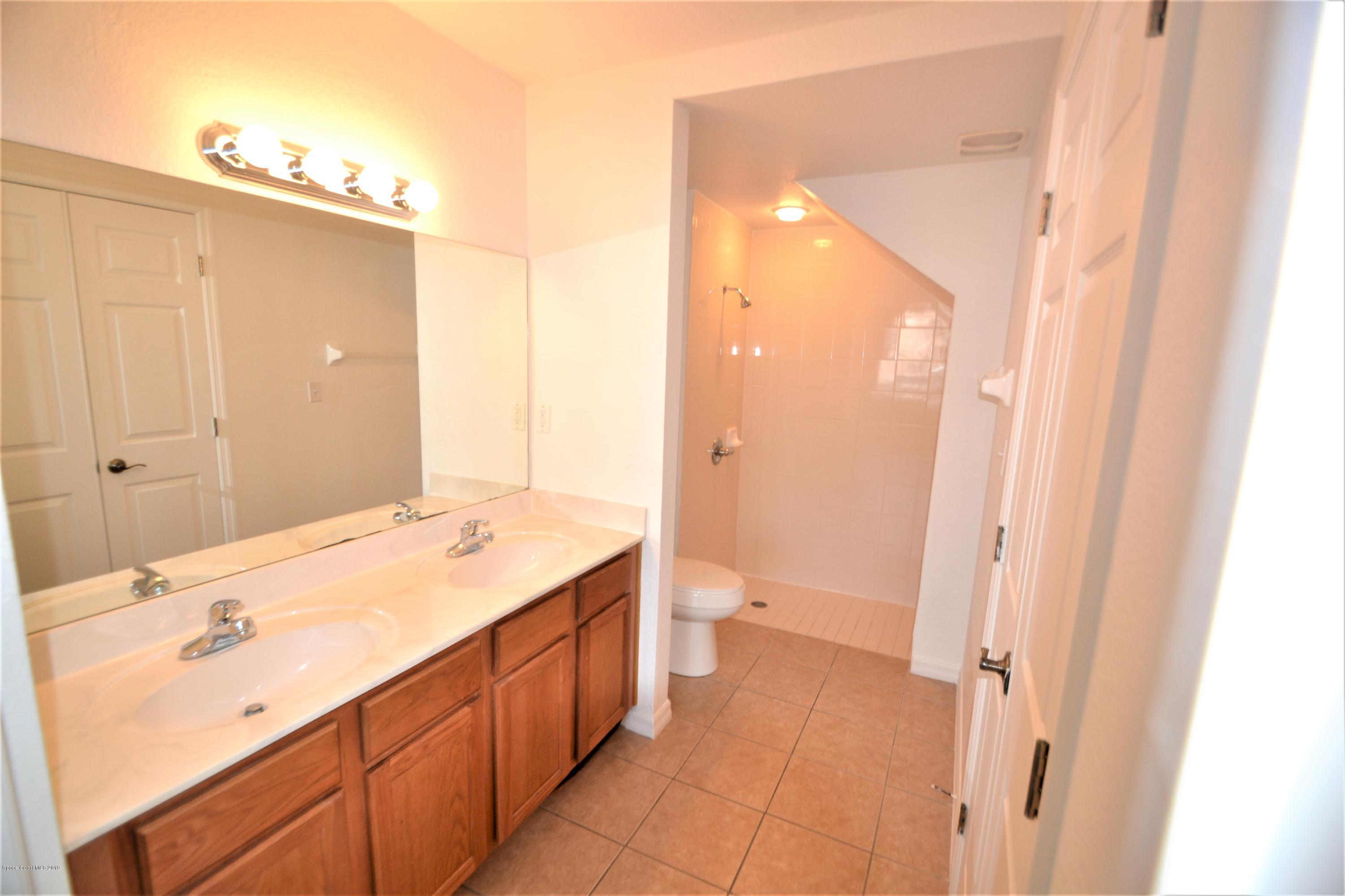 115 Turpial Way, Unit 103 Melbourne, FL 32901 - Photo 4 of 38 115 Turpial #103 Master Suite (18)