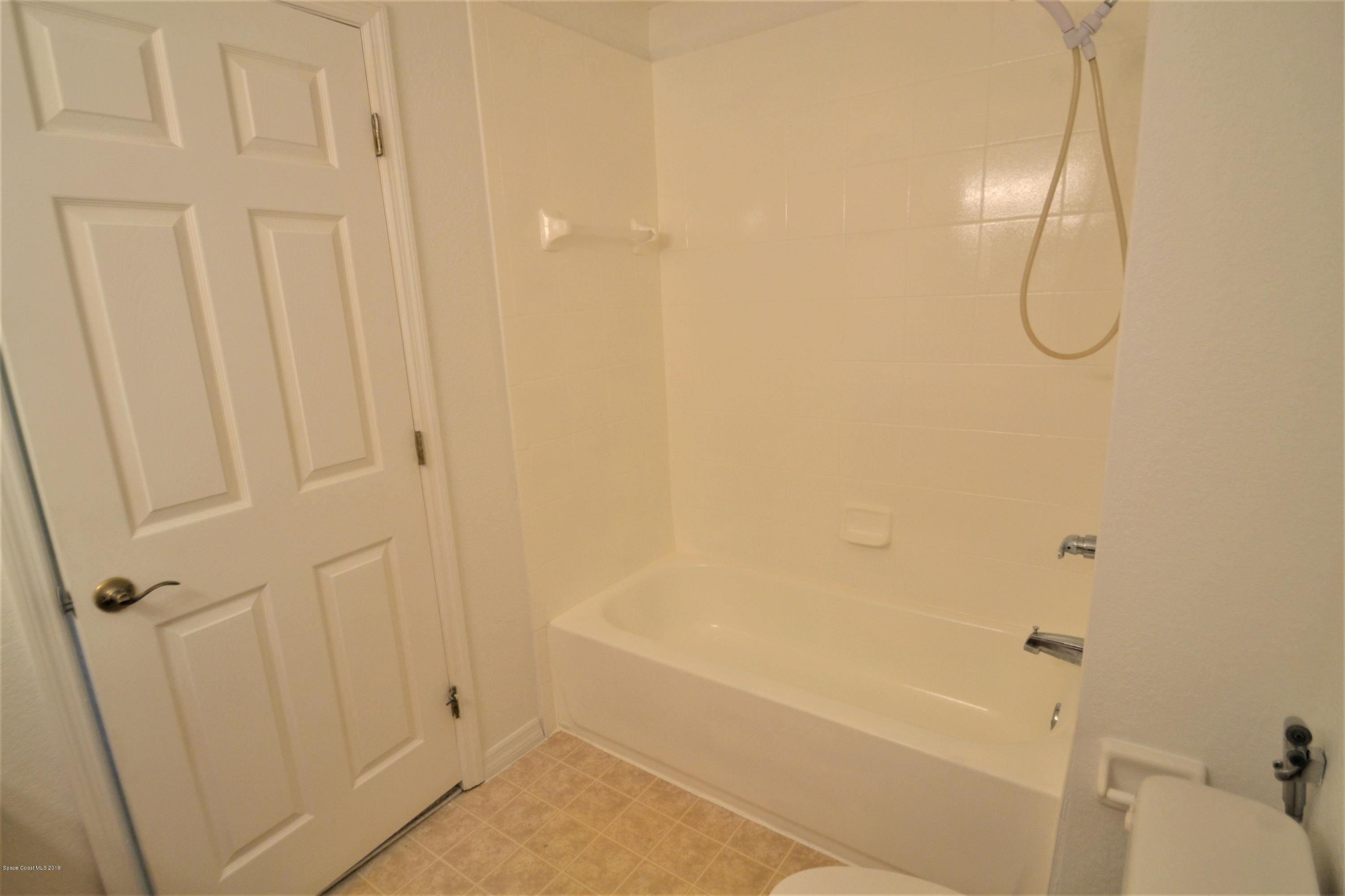 115 Turpial Way, Unit 103 Melbourne, FL 32901 - Photo 33 of 38 115 Turpial #103 Upstairs Bathroom (5)