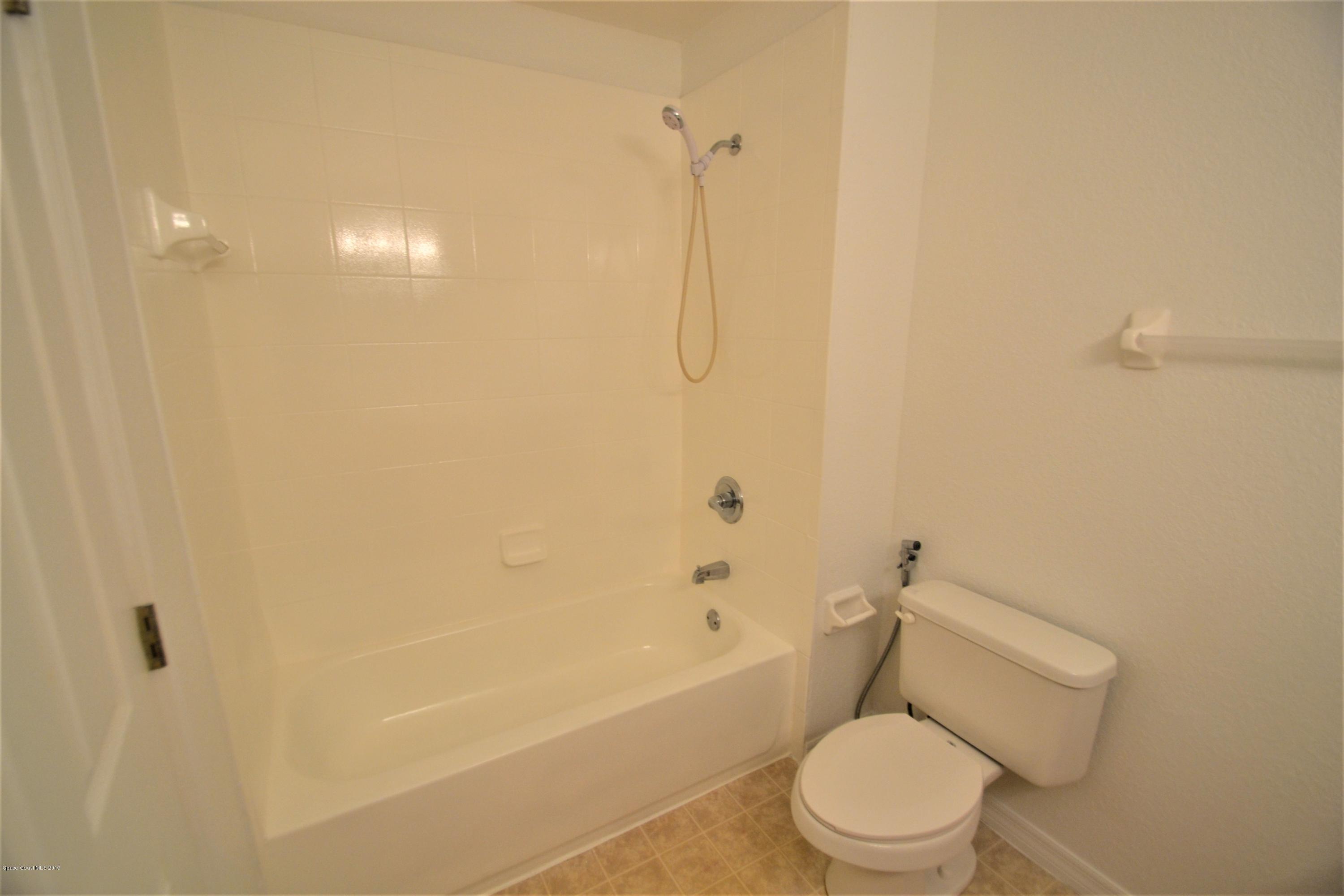 115 Turpial Way, Unit 103 Melbourne, FL 32901 - Photo 34 of 38 115 Turpial #103 Upstairs Bathroom (7)