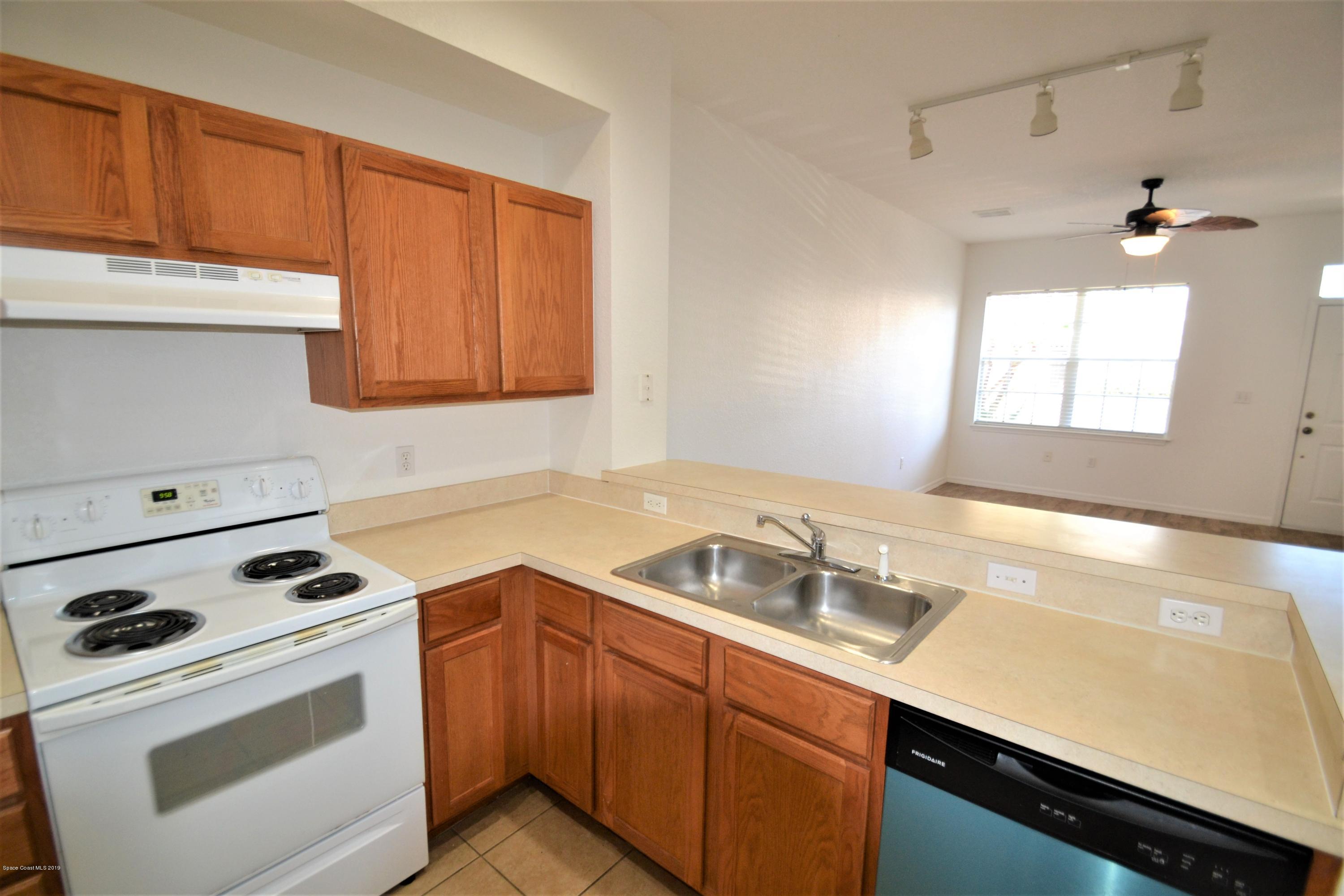 115 Turpial Way, Unit 103 Melbourne, FL 32901 - Photo 10 of 38 115 Turpial #103 Kitchen (5)