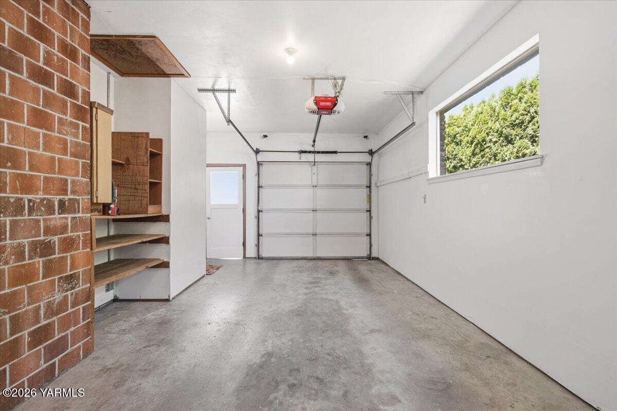 111 Sunset Way Zillah, WA 98953 - Photo 41 of 44 Garage
