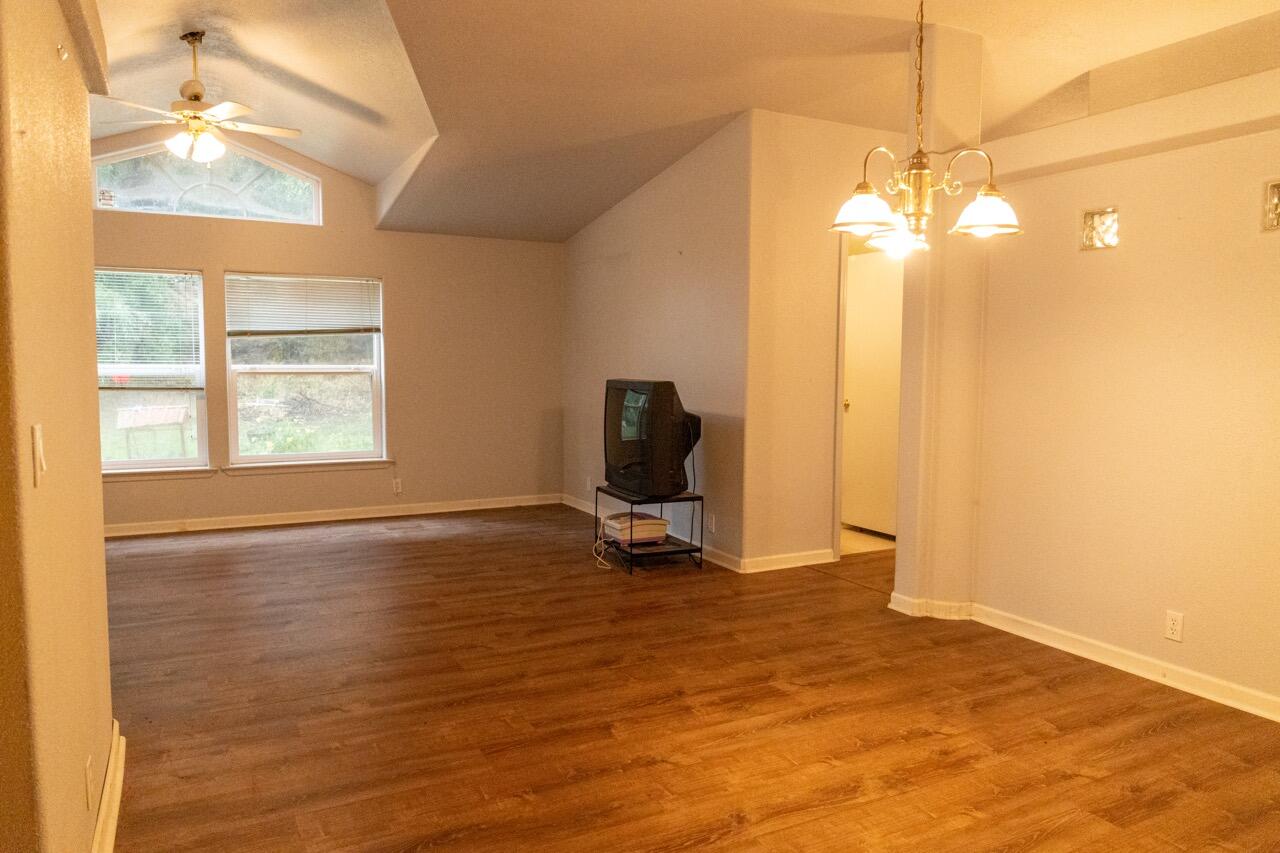 3411 East Langell Valley Road Bonanza, OR 97623 - Photo 14 of 43 Living/Dining Room