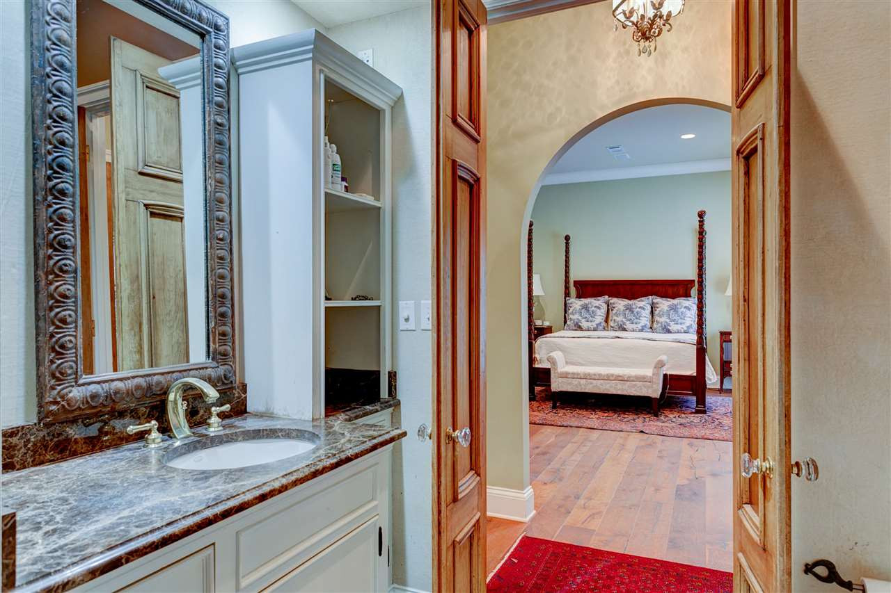144 Overlook Place Ridgeland, MS 39157 - Photo 23 of 42 Second vanity and large mirror