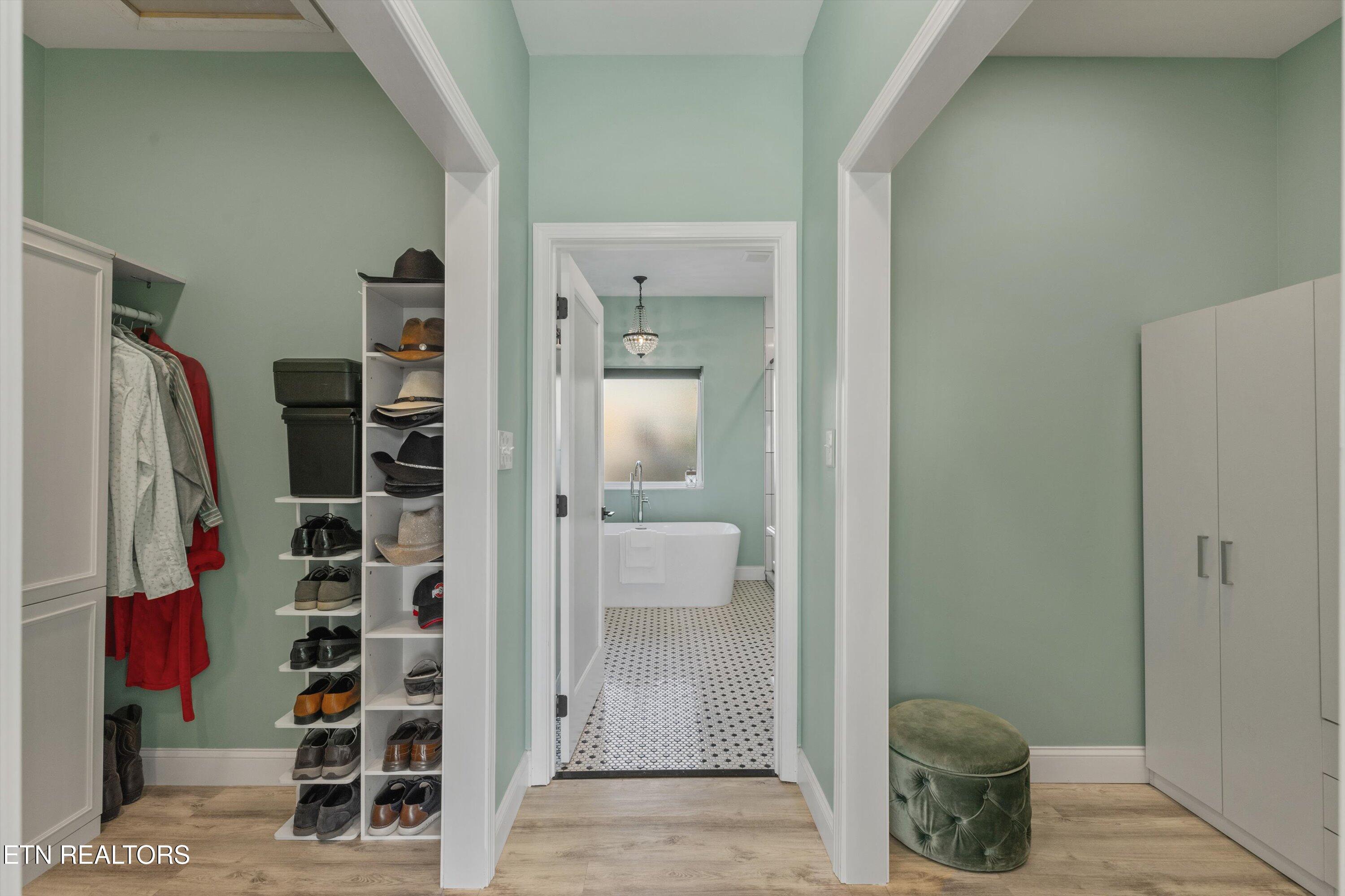 9828 Kodak Road Kodak, TN 37764 - Photo 17 of 46 Master Closet