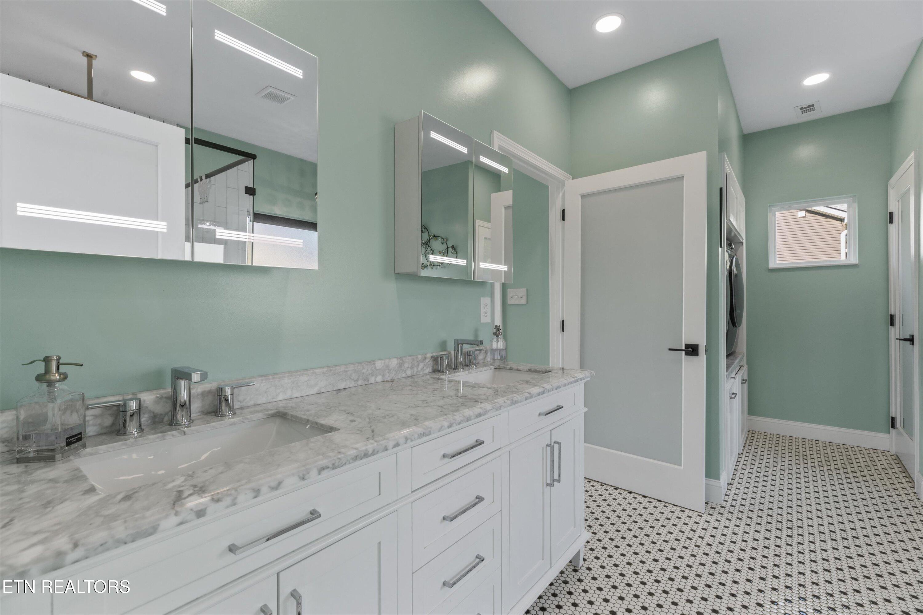 9828 Kodak Road Kodak, TN 37764 - Photo 18 of 46 Master Bathroom