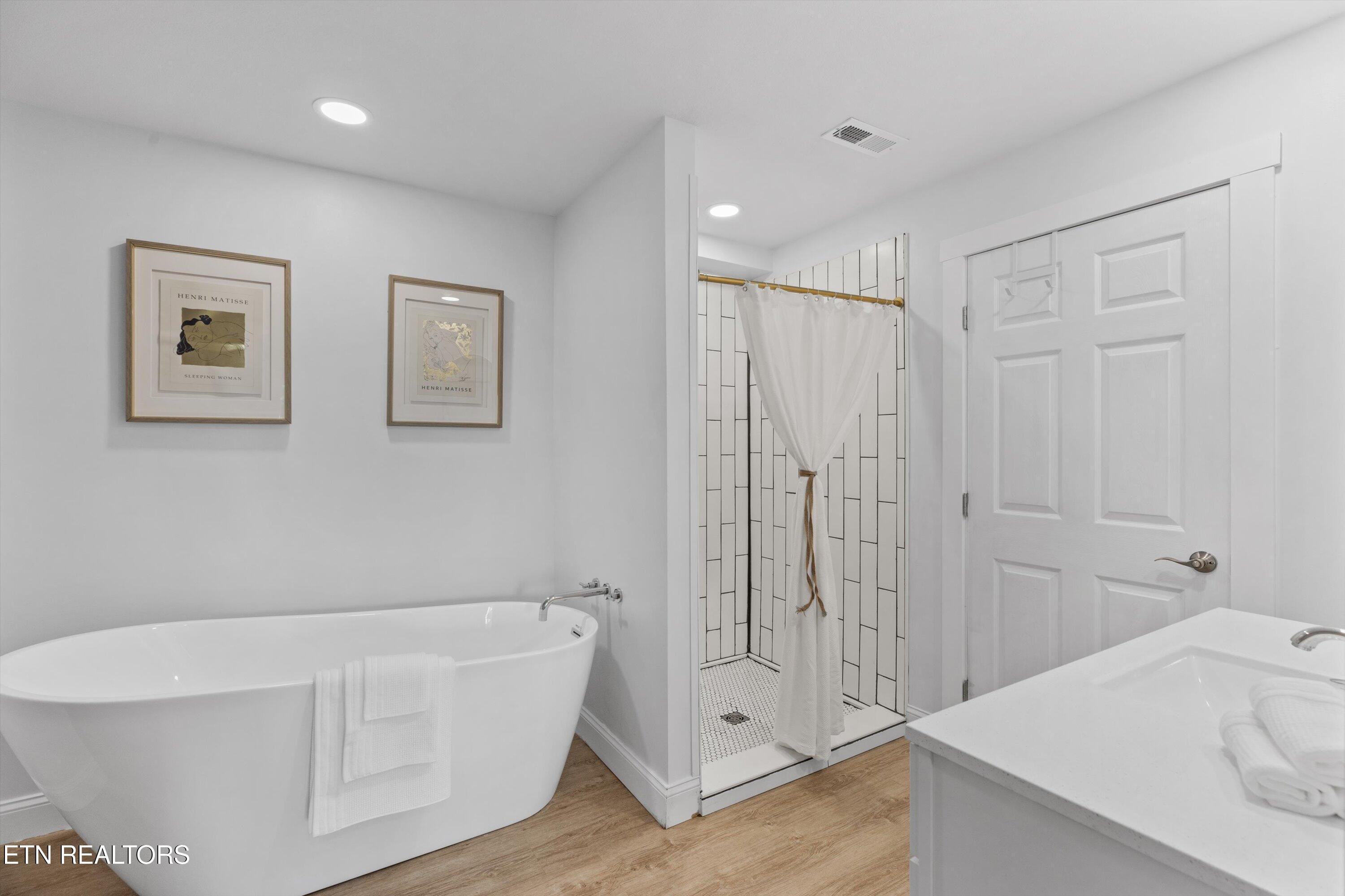 9828 Kodak Road Kodak, TN 37764 - Photo 24 of 46 Full Bathroom