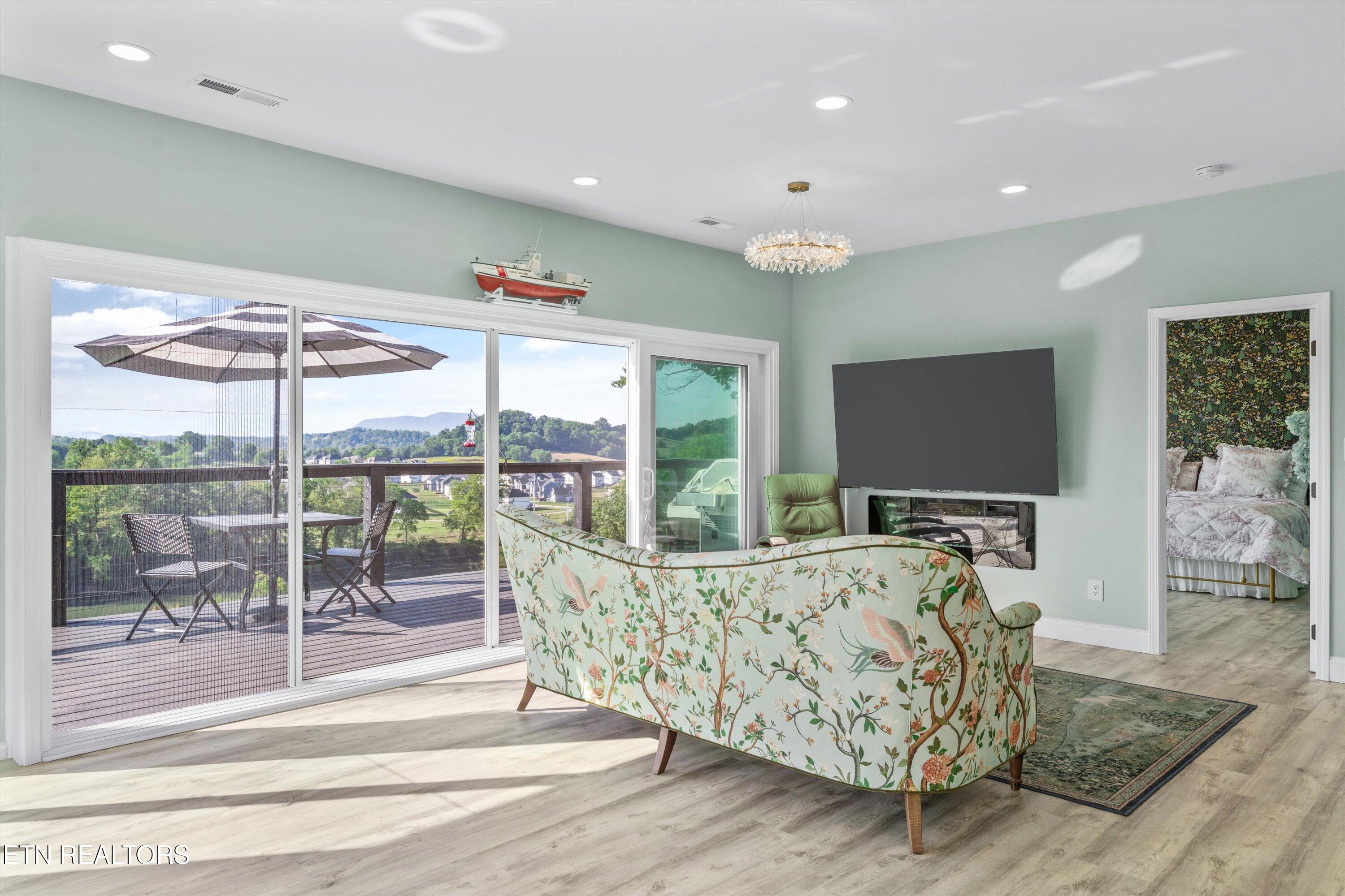 9828 Kodak Road Kodak, TN 37764 - Photo 8 of 46 Living Room